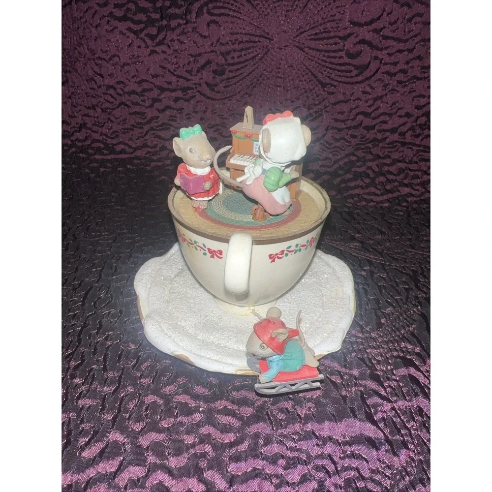 Enesco M. Gilmore designs, winter‎ wonderland, mini musical music box Mice Sled